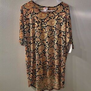 NWT LuLaRoe size L Elegant Paisley Short Sleeve Top in black and tan hues.